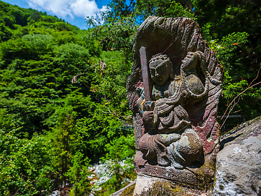 포토 JPG 주간 나무 자연 풍경 사람없음 야외 아웃포커스 조각상 사찰 숲 국내포토 자연요소 식물 종교건축 촬영기법 조형물 생태계 파일형식