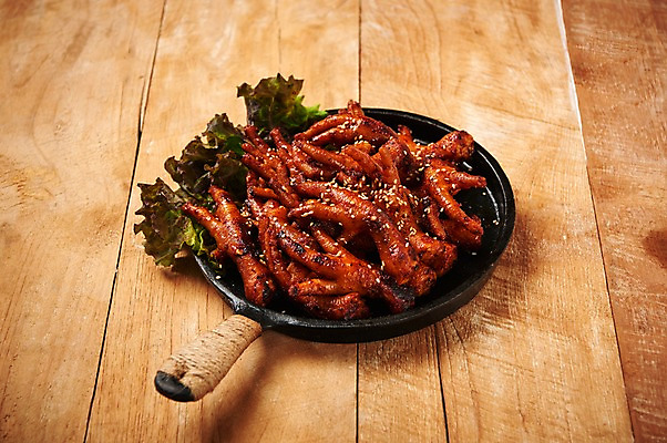 포토 JPG 스튜디오촬영 한식 음식 실내 사람없음 목재 프라이팬 상추 닭발 매운닭발 나무배경 국내포토 나무 백그라운드 채소 재료 주방용품 내부 파일형식