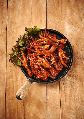 포토 JPG 스튜디오촬영 한식 음식 실내 사람없음 목재 하이앵글 프라이팬 상추 닭발 플랫레이 매운닭발 나무배경 국내포토 나무 뷰포인트 백그라운드 채소 재료 주방용품 내부 플랫 파일형식