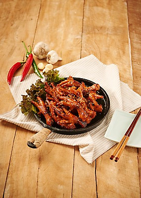 포토 JPG 스튜디오촬영 접시 한식 음식 젓가락 고추 실내 마늘 사람없음 목재 프라이팬 상추 천 닭발 매운닭발 나무배경 국내포토 나무 식기 백그라운드 채소 재료 주방용품 수저 내부 직물 파일형식