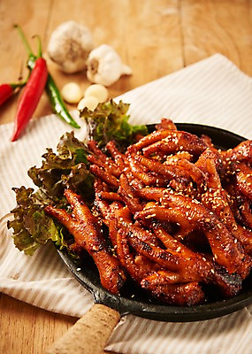 포토 JPG 스튜디오촬영 한식 음식 고추 실내 마늘 사람없음 목재 아웃포커스 프라이팬 상추 천 닭발 매운닭발 나무배경 국내포토 나무 백그라운드 채소 재료 주방용품 촬영기법 내부 직물 파일형식