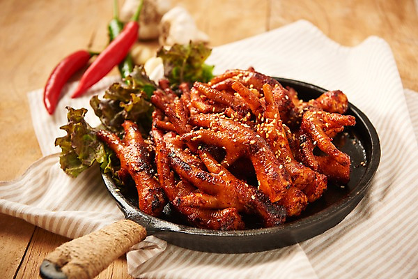 포토 JPG 스튜디오촬영 한식 음식 고추 실내 마늘 사람없음 목재 아웃포커스 프라이팬 상추 천 닭발 매운닭발 나무배경 국내포토 나무 백그라운드 채소 재료 주방용품 촬영기법 내부 직물 파일형식