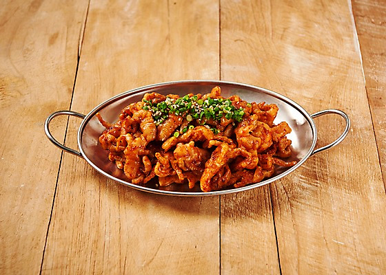 포토 JPG 스튜디오촬영 한식 음식 실내 사람없음 목재 냄비 닭발 뼈없는닭발 매운닭발 나무배경 국내포토 나무 백그라운드 재료 내부 솥 파일형식