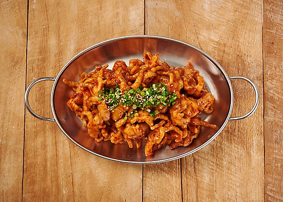 포토 JPG 스튜디오촬영 한식 음식 실내 사람없음 목재 하이앵글 프라이팬 냄비 닭발 뼈없는닭발 플랫레이 매운닭발 나무배경 국내포토 나무 뷰포인트 백그라운드 재료 주방용품 내부 플랫 솥 파일형식