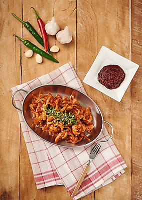 포토 JPG 스튜디오촬영 접시 한식 음식 포크 고추 실내 마늘 사람없음 목재 하이앵글 양념 프라이팬 천 닭발 뼈없는닭발 플랫레이 매운닭발 나무배경 국내포토 나무 식기 뷰포인트 백그라운드 채소 재료 주방용품 내부 직물 플랫 파일형식