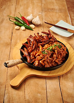 포토 JPG 스튜디오촬영 한식 음식 젓가락 고추 실내 마늘 사람없음 목재 아웃포커스 프라이팬 닭발 뼈없는닭발 매운닭발 나무배경 국내포토 나무 백그라운드 채소 재료 주방용품 촬영기법 수저 내부 파일형식