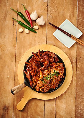 포토 JPG 스튜디오촬영 한식 음식 젓가락 고추 실내 마늘 사람없음 목재 하이앵글 프라이팬 닭발 뼈없는닭발 플랫레이 매운닭발 나무배경 국내포토 나무 뷰포인트 백그라운드 채소 재료 주방용품 수저 내부 플랫 파일형식