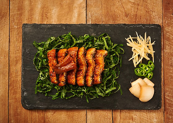 포토 JPG 스튜디오촬영 접시 음식 고추 양파 실내 사람없음 목재 하이앵글 구이 장어 슬라이스 깻잎 생강 장어구이 플랫레이 나무배경 국내포토 나무 식기 뷰포인트 백그라운드 채소 재료 어류 내부 플랫 생선요리 파일형식