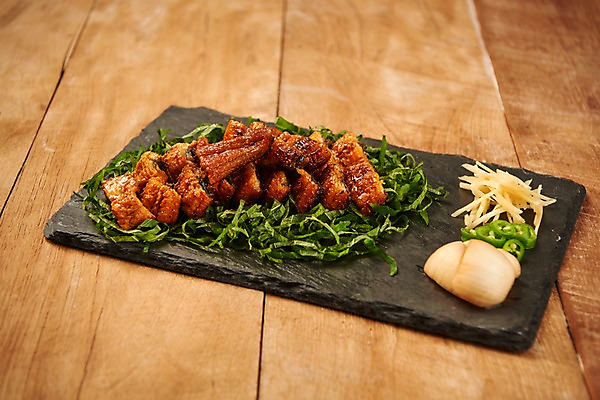 포토 JPG 스튜디오촬영 접시 음식 고추 양파 실내 사람없음 목재 구이 장어 슬라이스 깻잎 생강 장어구이 나무배경 국내포토 나무 식기 백그라운드 채소 재료 어류 내부 생선요리 파일형식