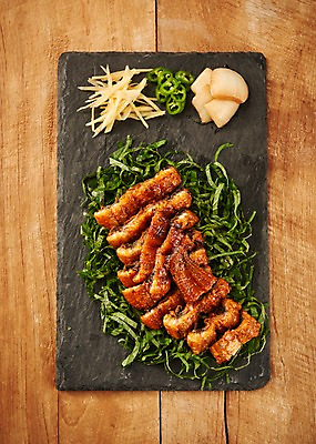 포토 JPG 스튜디오촬영 접시 음식 고추 양파 실내 사람없음 목재 하이앵글 구이 장어 슬라이스 깻잎 생강 장어구이 플랫레이 나무배경 국내포토 나무 식기 뷰포인트 백그라운드 채소 재료 어류 내부 플랫 생선요리 파일형식