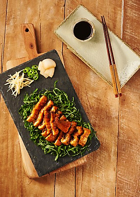 포토 JPG 스튜디오촬영 접시 음식 젓가락 고추 양파 실내 사람없음 목재 하이앵글 소스 천 구이 장어 슬라이스 깻잎 생강 장어구이 플랫레이 나무배경 국내포토 나무 식기 뷰포인트 백그라운드 채소 재료 수저 어류 내부 직물 양념 플랫 생선요리 파일형식