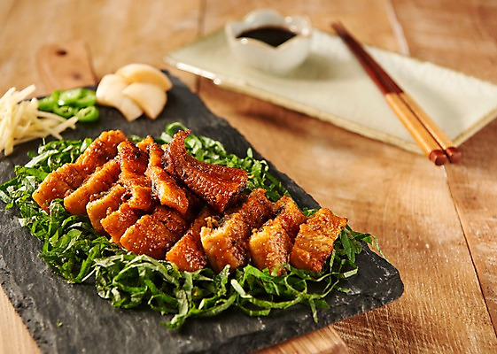 포토 JPG 스튜디오촬영 접시 음식 젓가락 고추 양파 실내 사람없음 목재 아웃포커스 천 구이 장어 슬라이스 깻잎 간장 생강 장어구이 나무배경 국내포토 나무 식기 백그라운드 채소 재료 촬영기법 수저 어류 내부 직물 양념 생선요리 파일형식