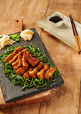 포토 JPG 스튜디오촬영 접시 음식 젓가락 고추 양파 실내 사람없음 목재 아웃포커스 천 구이 장어 슬라이스 깻잎 간장 생강 장어구이 나무배경 국내포토 나무 식기 백그라운드 채소 재료 촬영기법 수저 어류 내부 직물 양념 생선요리 파일형식