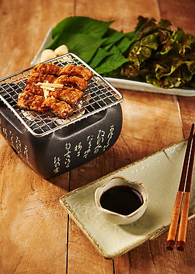 포토 JPG 스튜디오촬영 접시 음식 젓가락 실내 사람없음 목재 아웃포커스 양념 그릴 상추 천 구이 장어 슬라이스 깻잎 장어구이 나무배경 국내포토 나무 식기 백그라운드 채소 재료 주방용품 촬영기법 수저 어류 내부 직물 생선요리 파일형식