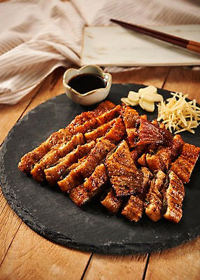 포토 JPG 스튜디오촬영 접시 음식 젓가락 실내 마늘 사람없음 목재 아웃포커스 천 구이 장어 슬라이스 간장 생강 장어구이 나무배경 국내포토 나무 식기 백그라운드 채소 재료 촬영기법 수저 어류 내부 직물 양념 생선요리 파일형식