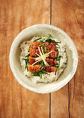 포토 JPG 스튜디오촬영 음식 실내 사람없음 목재 하이앵글 장어 덮밥 슬라이스 밥그릇 장어덮밥 플랫레이 나무배경 국내포토 나무 그릇 뷰포인트 백그라운드 재료 어류 내부 플랫 파일형식