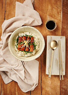 포토 JPG 스튜디오촬영 접시 음식 젓가락 실내 사람없음 목재 하이앵글 숟가락 양념 소스 천 장어 덮밥 슬라이스 밥그릇 장어덮밥 플랫레이 나무배경 국내포토 나무 그릇 식기 뷰포인트 백그라운드 재료 수저 어류 내부 직물 플랫 파일형식