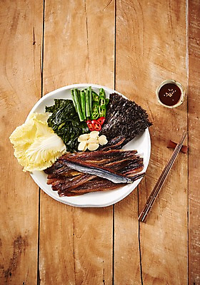 포토 JPG 스튜디오촬영 접시 한식 음식 젓가락 고추 실내 마늘 사람없음 목재 하이앵글 양념 김 양배추 특산물 미역 대파 과메기 제철 플랫레이 제철음식 나무배경 국내포토 나무 식기 뷰포인트 백그라운드 채소 재료 수저 내부 해조류 플랫 파 파일형식