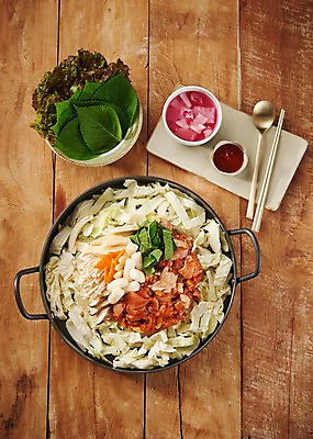 포토 JPG 스튜디오촬영 한식 식재료 실내 사람없음 목재 하이앵글 양념 냄비 상추 천 볶음 철판 깻잎 동치미 닭갈비 플랫레이 나무배경 국내포토 나무 음식 뷰포인트 백그라운드 채소 재료 김치 내부 닭고기 직물 플랫 솥 닭고기요리 파일형식