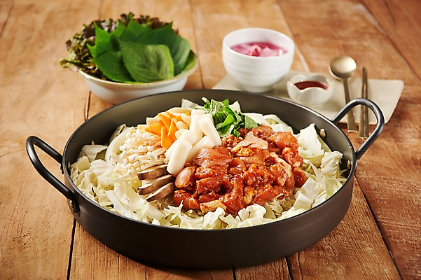 포토 JPG 스튜디오촬영 한식 식재료 수저 실내 사람없음 목재 양념 냄비 상추 천 철판 깻잎 동치미 닭갈비 나무배경 국내포토 나무 식기 음식 백그라운드 채소 재료 김치 내부 닭고기 직물 솥 닭고기요리 파일형식