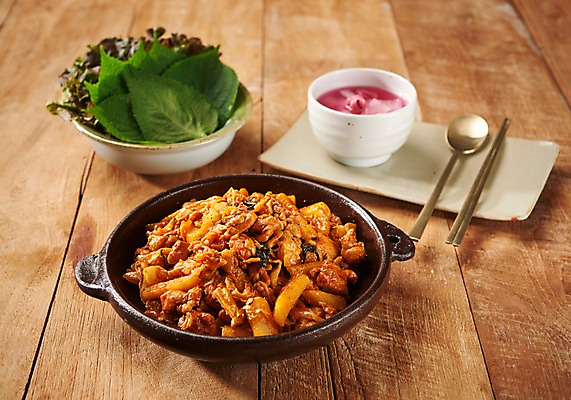 포토 JPG 스튜디오촬영 그릇 한식 음식 수저 실내 사람없음 목재 상추 천 볶음 깻잎 동치미 닭갈비 나무배경 국내포토 나무 식기 백그라운드 채소 재료 김치 내부 닭고기 직물 닭고기요리 파일형식