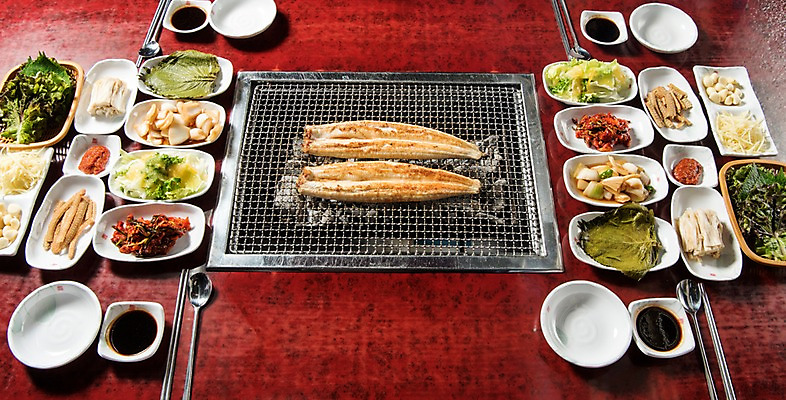 포토 JPG 스튜디오촬영 접시 음식 반찬 수저 실내 사람없음 하이앵글 식사 그릴 상차림 구이 장어 장어구이 석쇠구이 숯불구이 국내포토 식기 뷰포인트 주방용품 어류 내부 생선요리 파일형식