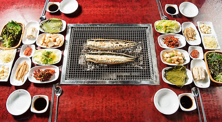 포토 JPG 스튜디오촬영 접시 음식 반찬 수저 실내 사람없음 하이앵글 식사 양념 그릴 상차림 구이 장어 장어구이 석쇠구이 숯불구이 국내포토 식기 뷰포인트 주방용품 어류 내부 생선요리 파일형식