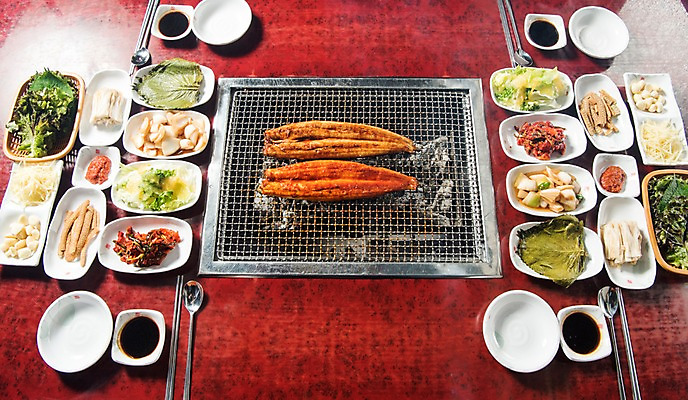 포토 JPG 스튜디오촬영 접시 반찬 수저 실내 사람없음 하이앵글 식사 양념 그릴 상차림 구이 장어 장어구이 석쇠구이 숯불구이 국내포토 식기 음식 뷰포인트 주방용품 어류 내부 생선요리 파일형식