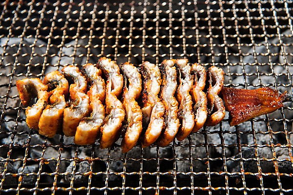 포토 JPG 스튜디오촬영 음식 실내 근접촬영 사람없음 그릴 구이 장어 슬라이스 장어구이 석쇠구이 숯불구이 국내포토 뷰포인트 주방용품 어류 내부 생선요리 파일형식