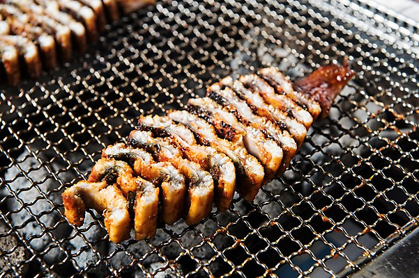 포토 JPG 스튜디오촬영 음식 실내 근접촬영 사람없음 그릴 구이 장어 슬라이스 장어구이 석쇠구이 숯불구이 국내포토 뷰포인트 주방용품 어류 내부 생선요리 파일형식