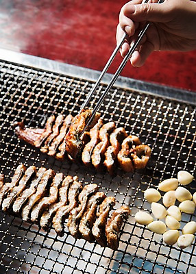 포토 JPG 스튜디오촬영 손 음식 젓가락 한손 실내 마늘 한명 들기 근접촬영 신체부위 그릴 구이 장어 슬라이스 장어구이 석쇠구이 숯불구이 국내포토 1 뷰포인트 채소 모션 주방용품 수저 어류 사람 내부 생선요리 파일형식