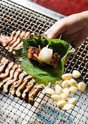 포토 JPG 스튜디오촬영 손 음식 양파 한손 실내 마늘 한명 근접촬영 신체부위 그릴 구이 장어 쌈 슬라이스 깻잎 장어구이 석쇠구이 숯불구이 국내포토 1 뷰포인트 채소 주방용품 어류 사람 내부 생선요리 파일형식