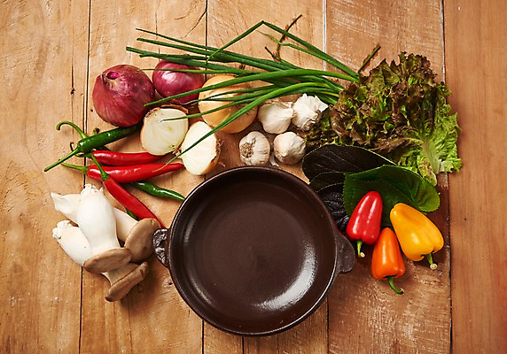 포토 JPG 스튜디오촬영 그릇 접시 고추 양파 파프리카 실내 마늘 사람없음 목재 하이앵글 상추 홍고추 깻잎 송이버섯 쪽파 플랫레이 나무배경 국내포토 나무 식기 뷰포인트 백그라운드 채소 재료 내부 버섯 플랫 파 파일형식