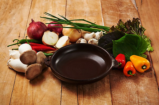 포토 JPG 스튜디오촬영 그릇 접시 고추 양파 파프리카 실내 마늘 사람없음 목재 상추 홍고추 깻잎 송이버섯 쪽파 플랫레이 나무배경 국내포토 나무 식기 백그라운드 채소 재료 내부 버섯 플랫 파 파일형식