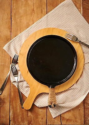 포토 JPG 스튜디오촬영 그릇 접시 포크 실내 사람없음 목재 하이앵글 프라이팬 천 플랫레이 나무배경 국내포토 나무 식기 뷰포인트 백그라운드 재료 주방용품 내부 직물 플랫 파일형식