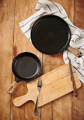 포토 JPG 스튜디오촬영 그릇 접시 포크 도마 실내 사람없음 목재 하이앵글 프라이팬 칼 천 플랫레이 나무배경 국내포토 나무 식기 뷰포인트 백그라운드 재료 주방용품 내부 직물 플랫 파일형식