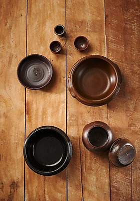 포토 JPG 스튜디오촬영 그릇 접시 실내 사람없음 목재 나뭇결 하이앵글 항아리 뚝배기 종지 플랫레이 나무배경 국내포토 나무 식기 뷰포인트 백그라운드 재료 내부 도자기 플랫 파일형식