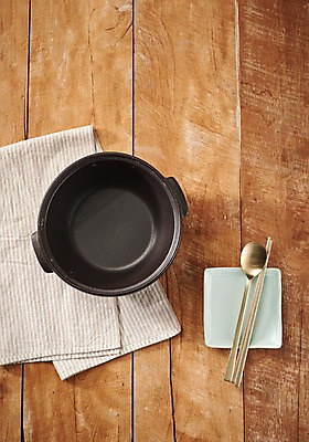 포토 JPG 스튜디오촬영 그릇 접시 젓가락 실내 사람없음 목재 나뭇결 하이앵글 숟가락 냄비 천 플랫레이 나무배경 국내포토 나무 식기 뷰포인트 백그라운드 재료 수저 내부 직물 플랫 솥 파일형식