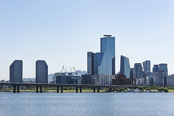 포토 JPG 주간 하늘 서울 풍경 사람없음 야외 건물 강 한강 마포대교 가교 국내포토 자연요소 건축물 한국 다리_건축물 랜드마크 파일형식