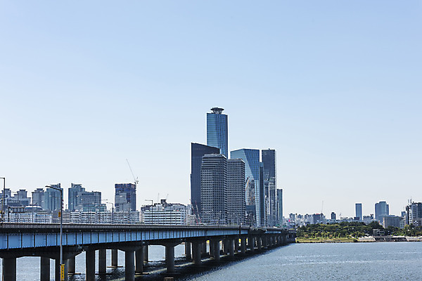 포토 JPG 주간 하늘 서울 풍경 사람없음 야외 건물 강 한강 마포대교 가교 국내포토 자연요소 건축물 한국 다리_건축물 랜드마크 파일형식