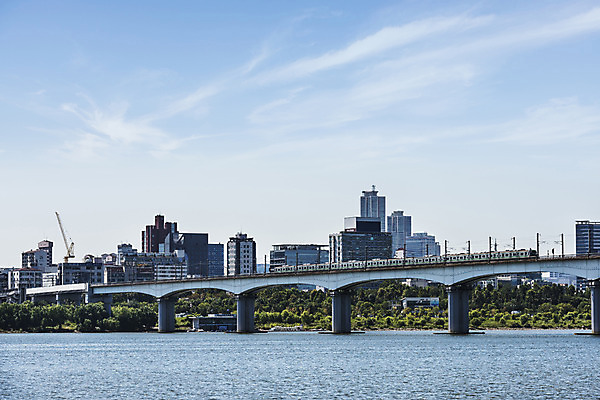 포토 JPG 주간 나무 하늘 서울 풍경 사람없음 야외 건물 강 한강 당산철교 가교 국내포토 자연요소 식물 건축물 한국 다리_건축물 랜드마크 파일형식