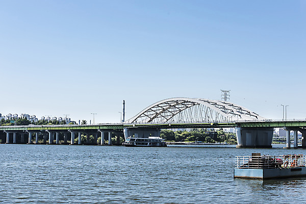포토 JPG 주간 나무 하늘 서울 풍경 사람없음 야외 강 한강 가교 선박 양화대교 국내포토 자연요소 식물 건축물 수상교통 한국 다리_건축물 랜드마크 파일형식