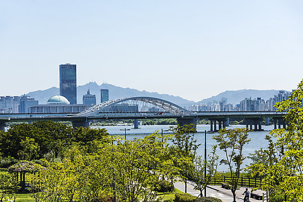 포토 JPG 주간 나무 공원 하늘 서울 풍경 빌딩 사람없음 야외 건물 강 한강 가교 양화대교 국내포토 자연요소 식물 건축물 공공시설 한국 다리_건축물 랜드마크 파일형식