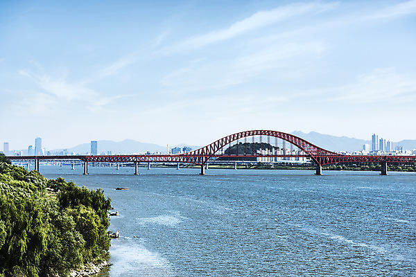 포토 JPG 주간 나무 하늘 산 서울 풍경 사람없음 야외 건물 강 한강 방화대교 가교 국내포토 자연요소 식물 건축물 한국 다리_건축물 랜드마크 파일형식