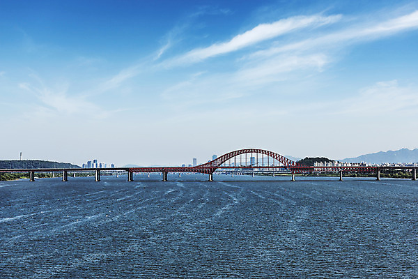 포토 JPG 주간 구름 하늘 산 서울 풍경 사람없음 야외 건물 강 한강 방화대교 가교 국내포토 자연요소 건축물 한국 다리_건축물 랜드마크 파일형식