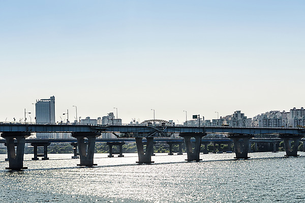 포토 JPG 주간 하늘 서울 풍경 빌딩 사람없음 야외 건물 강 한강 가교 천호대교 광진교 국내포토 자연요소 건축물 한국 다리_건축물 랜드마크 파일형식