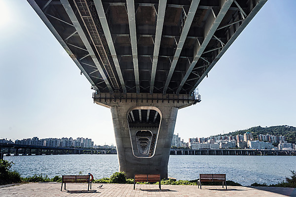 포토 JPG 주간 의자 하늘 서울 풍경 빌딩 사람없음 야외 건물 강 한강 가교 천호대교 광진교 국내포토 자연요소 건축물 가구 한국 다리_건축물 랜드마크 파일형식