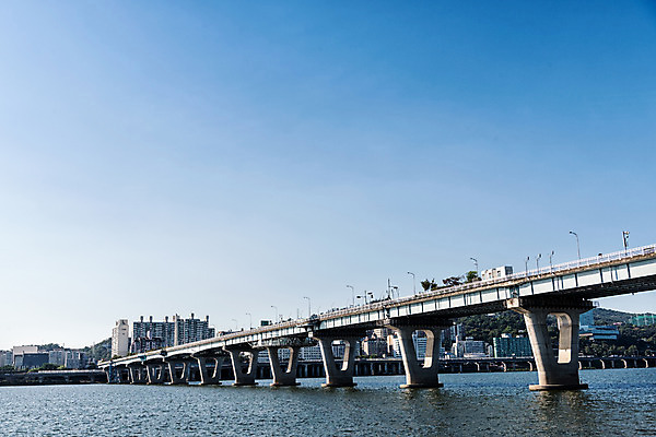 포토 JPG 주간 자동차 하늘 서울 풍경 빌딩 사람없음 야외 건물 강 한강 가교 광진교 국내포토 자연요소 건축물 육상교통 한국 다리_건축물 랜드마크 파일형식