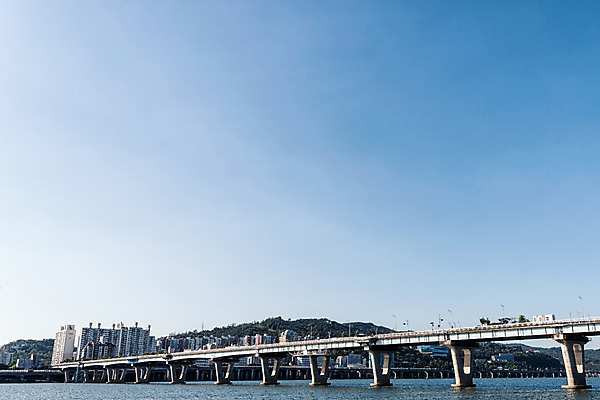 포토 JPG 주간 하늘 산 서울 풍경 사람없음 야외 건물 강 한강 가교 광진교 국내포토 자연요소 건축물 한국 다리_건축물 랜드마크 파일형식