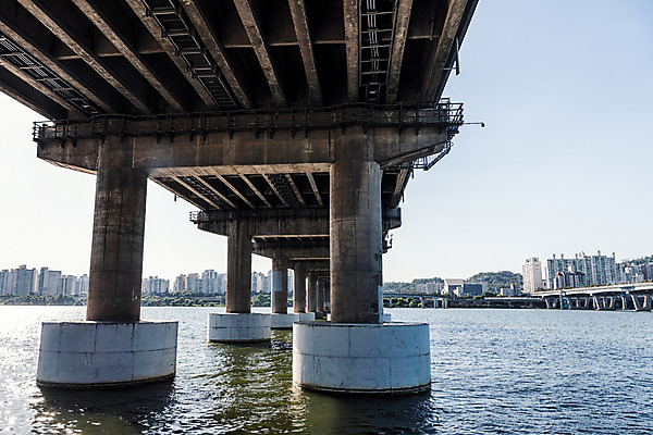 포토 JPG 주간 나무 하늘 서울 풍경 사람없음 야외 건물 강 한강 천장 가교 천호대교 광진교 국내포토 자연요소 식물 건축물 한국 다리_건축물 랜드마크 파일형식